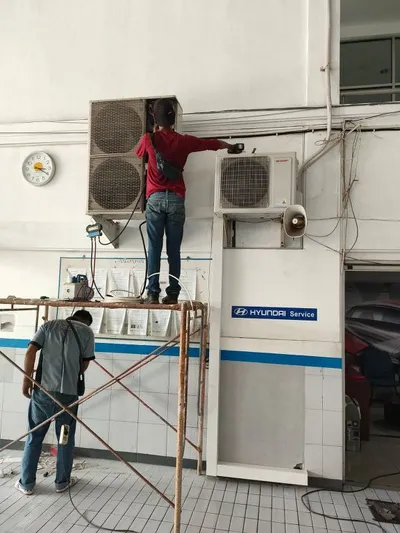 Teknisi Kami Bekerja